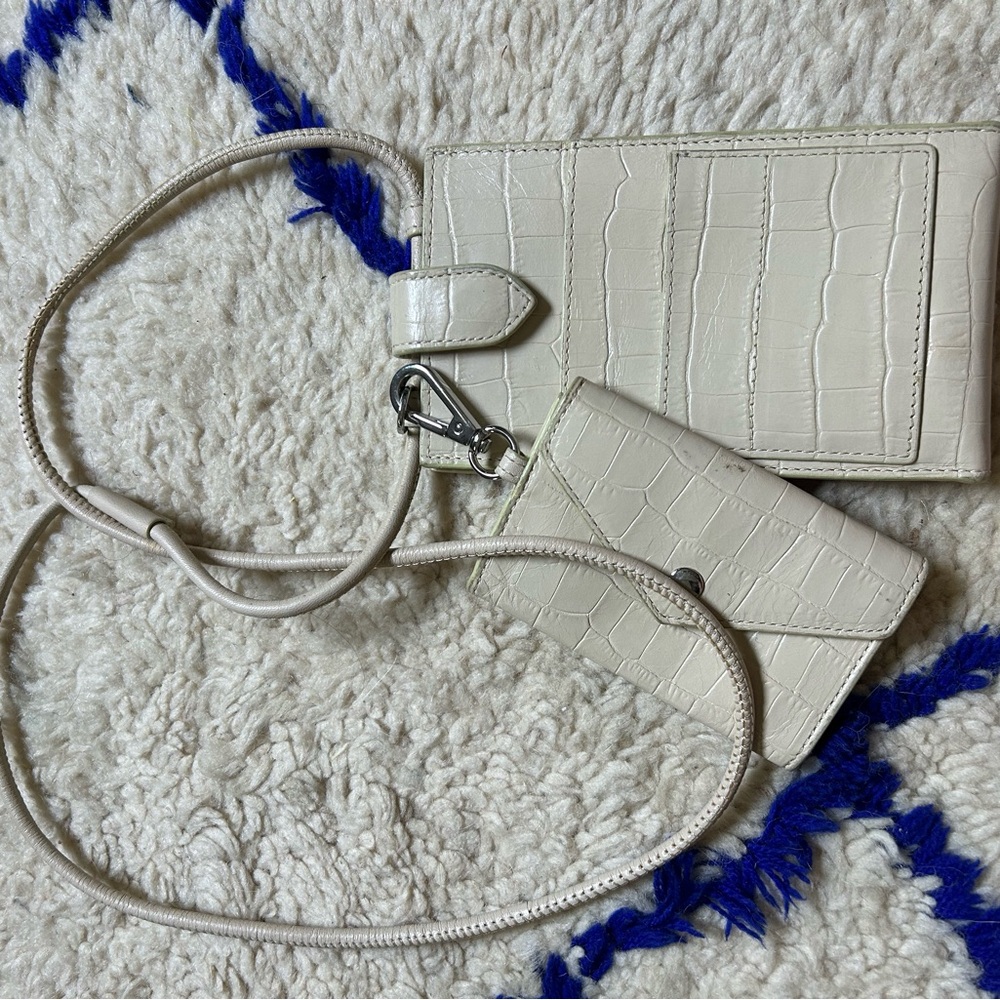 Elegant Cream Croc-Embossed Women's cross body phone case and card holder